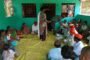 नवरगाव मधील धुमनखेडा या प्राथमिक आरोग्य केंद्र मध्ये भर दिवसा अस्वलीचे दर्शन                श्री अमोल से निनावे संपाद्क:झुंज सत्याची मो. नं. 9764271316 सिंदेवाही तालुक्यातील नवरगावच्या हाकेच्या अंतरावर असलेल्या धुमनखेडा या गावाला प्राथमिक आरोग्य केंद्र असून तिथे अनेक बाहेरील गाव वरून आपले उपचार करण्याकरिता रुग्ण येत असतात.अश्यातच भर दिवसा दुपारच्या 3 वाजताच्या सुमारास एका भल्या मोठ्या अस्वलचे दर्शन तिथे असलेल्या कर्मचारी एकनाथ कुंभरे आणि गावातील एका नागरिकाला झाल्याने काही वेळे पुरता हें दोन हि लोक स्थब्द झाले होते.गावाला कोणत्याही प्रकारचे जन्गल लागले नसताना सुद्धा त्या ठिकाणी वन्यजीव हिंस्त्र प्राणी आढळून येत असल्याने तेथील गावकरी मंडळी तसेच तिथे राहणाऱ्या कर्मचाऱ्यांना मध्ये भीतीचे वातावरण पसरलेले दिसून येत आहे. अनेक रुग्ण रात्रौला सुद्धा त्या रुग्णालयात उपचार करण्याकरिता येत असतात अश्याच वेळेस हिंस्त्र प्राण्यांनी हमला केल्यास त्यांच्या जीमेदार कोण राहणार असे प्रश्न आता तिथले नागरिक, कर्मचारी तथा रुग्णलोक करून राहले आहेत.तरी या गंभीर समस्यांकडे वनविभागाने आवर्जून लक्ष्य द्यावे अशी ग्रामवासीय जनतेची मागणी आहे.
