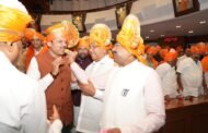 सुधीर मुनगंटीवार यांनी लाडू भरवत ‘देवाभाऊं’चे तोंड केले गोड