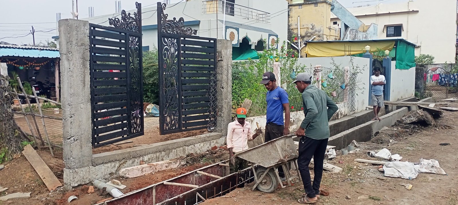 लोणवाही येथील प्रभाग क्र. 2 मध्ये नालीच्या बांधकामाला सुरुवात