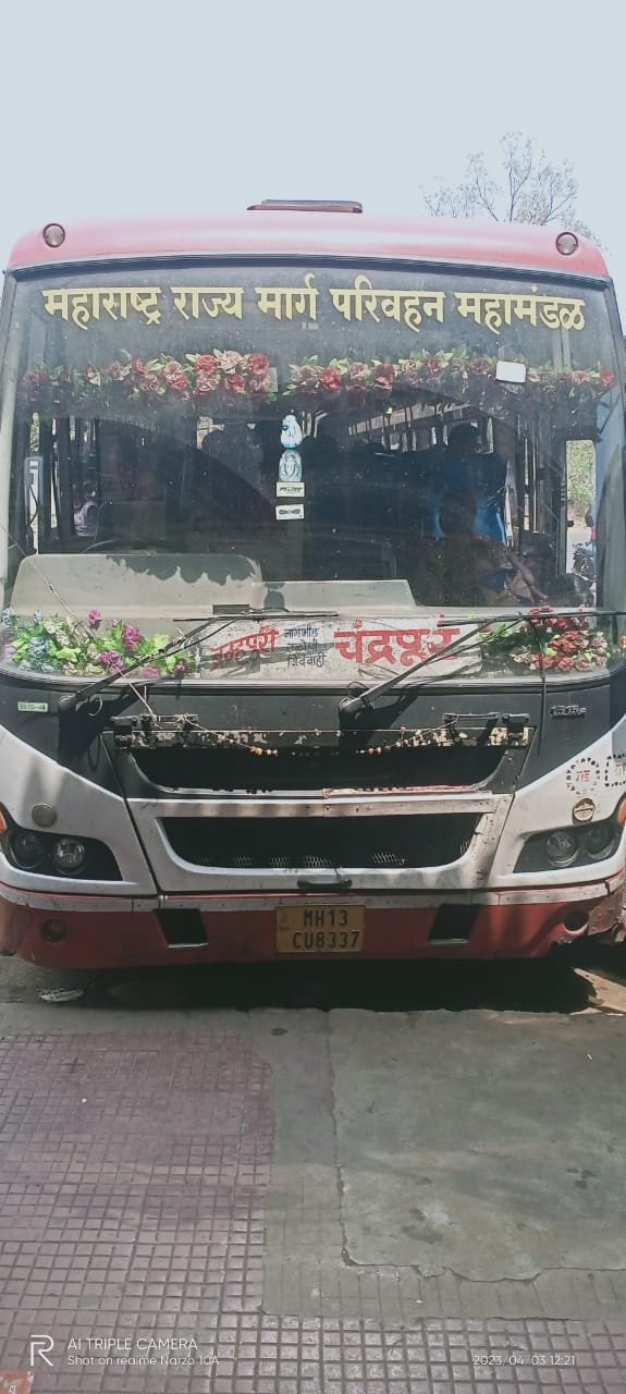 नवरगावच्या बस्थानकाचा बस चालकाला विसर.