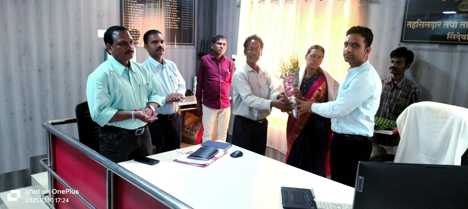 तहसील कार्यालयाकडुन रत्नापूरचे सुनिता मेश्राम यांचा सत्कार