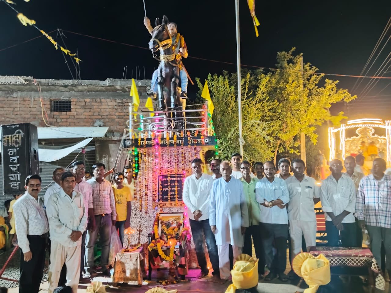 पुण्यश्लोक राजमाता अहिल्यादेवी होळकर त्रिशताब्दी जयंती निमीत्य भारतीय जनता पार्टी नवरगाव नगर च्या वतीने अहिल्यादेवी होळकर यांच्या पुतळ्याला पुष्पहार करण्यात आले