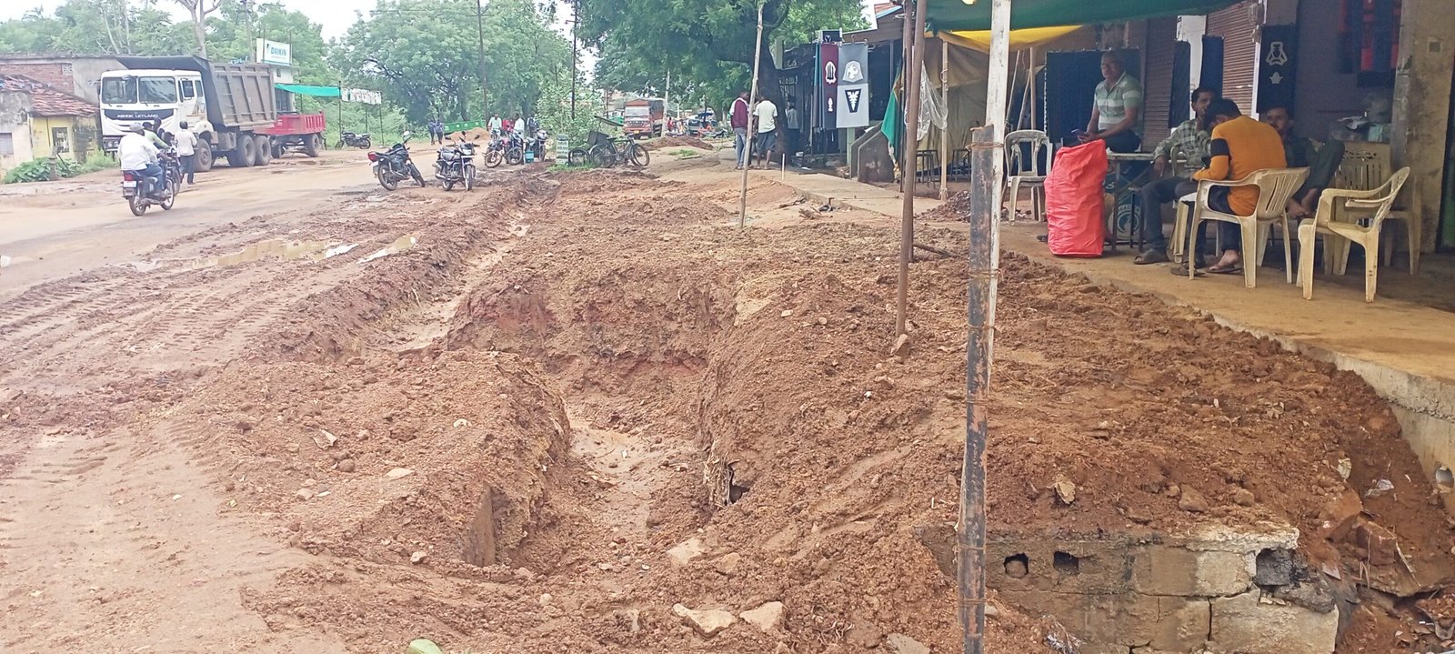 बांधकाम विभागाच्या गलत कारभारामुळे दुकानदारावर्ती उपासमारीची वेळ