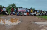 देवा मंडलवार यांच्या नेतृत्वात रस्तारोको आंदोलन.अखेरीस गाववासीय लोकांना आपल्या समश्या निवारण करण्याकरिता बसावे लागले चिखलमय रोडावरती.
