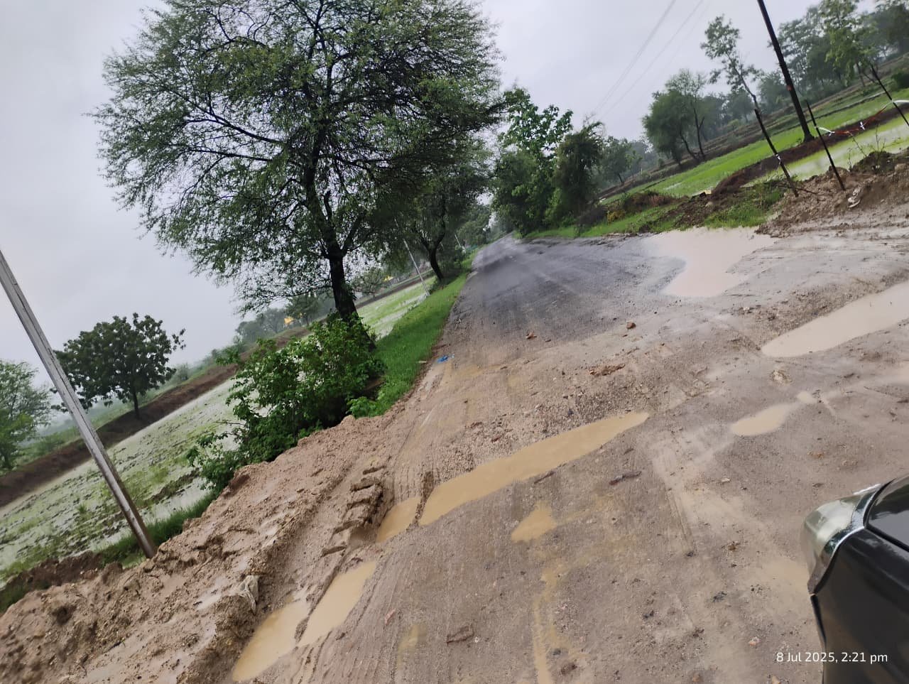नवरगाव ते सिंदेवाही रोडच्या दरम्यान जीवघेणे खड्डे