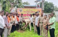 विश्व हिंदू परिषद व बजरंग दल यांच्या संयुक्त विद्यमानाने सिंदेवाही नगरात विविध कार्यालयात वृक्षरोपण