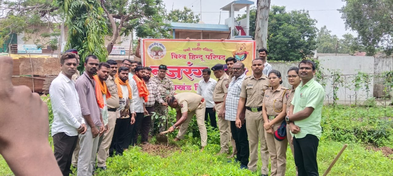 विश्व हिंदू परिषद व बजरंग दल यांच्या संयुक्त विद्यमानाने सिंदेवाही नगरात विविध कार्यालयात वृक्षरोपण