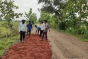 महेंद्र कोवले फ्रेंड्स क्लब कडून श्रमदानातून खड्डे बुजविण्याचे काम