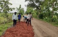 महेंद्र कोवले फ्रेंड्स क्लब कडून श्रमदानातून खड्डे बुजविण्याचे काम
