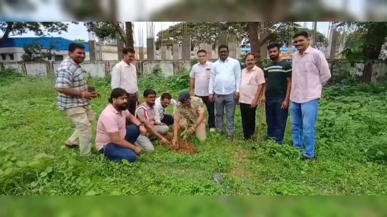पुरोगामी पत्रकार संघटनेच्या वतीने सिंदेवाही पोलिस स्टेशन व मुस्लिम कब्रस्तान येथे वृक्षारोपण