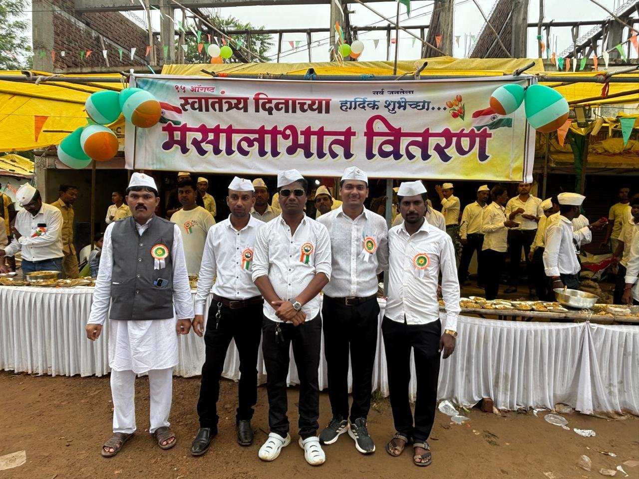 प्रतिकार युवा बचत गट तथा व्यापारी व भाजीपाला विक्रेते लोणवाही यांच्या वतीने मसाला भाताचे वितरण