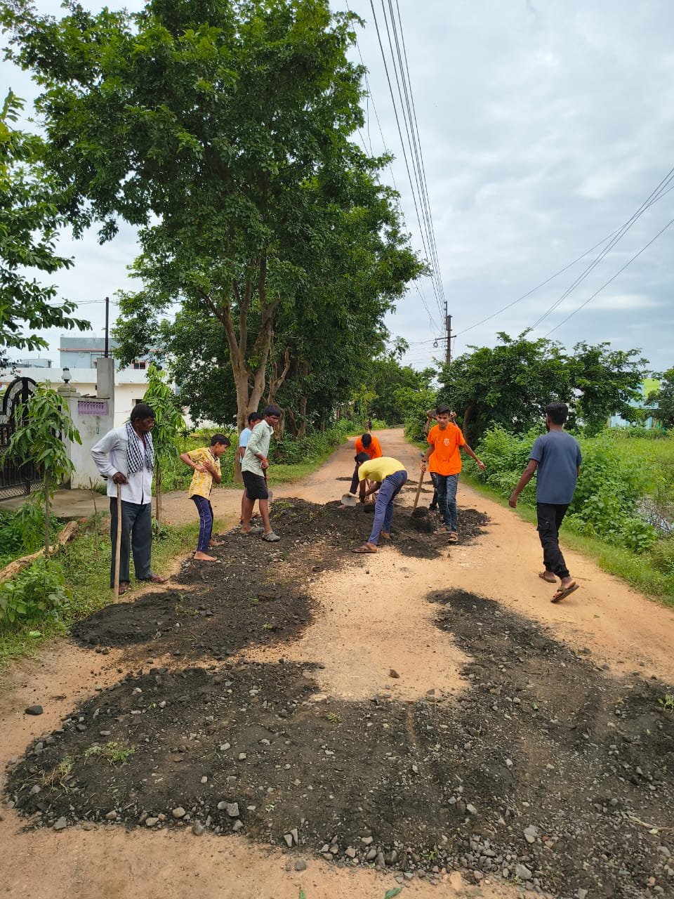 विघ्नहर्ता बाल गणेश मंडळ लोणवाही यांच्या  वतीने रस्त्यातील खड्डे बुजविले